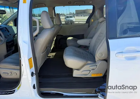 2012 Toyota Sienna Le 8-Passenger z USA, uszkodzony, nr VIN 5TDKK3DC7CS198702